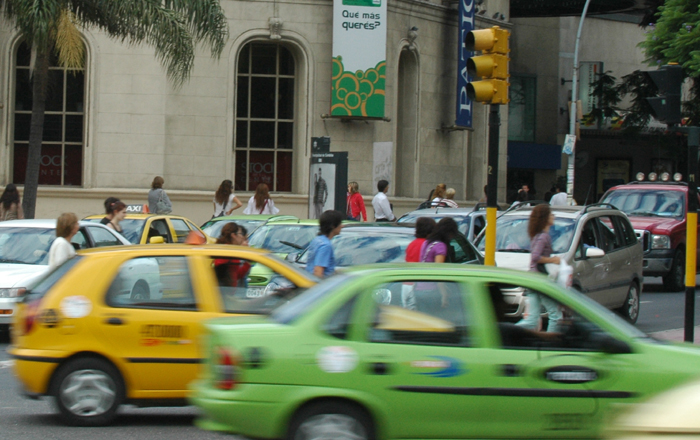Transporte Público de Córdoba, Taxis y Remises, automóviles con chofer.
