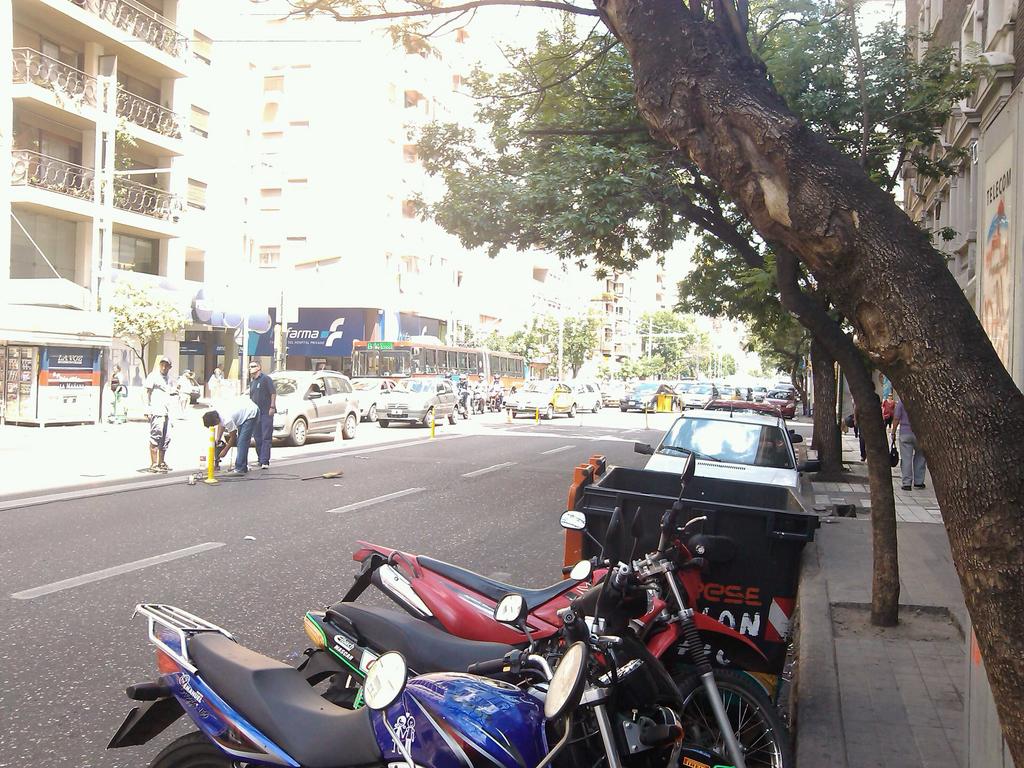 Bastones amarillos en Av Colón (Foto: @waltergmurua)