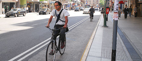 En otro lugares es muy utilizada la bici como transporte. La UNC quiere lo mismo. (FOTO: avosciudad.com)
