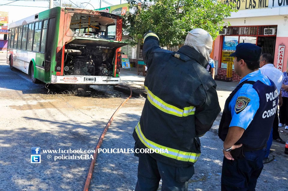 Se incendió un colectivo de la Tamse en V Libertador (Foto: facebook.com/policiales.cordoba)