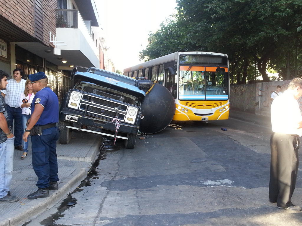 Choque entre colectivo y camión el Alberdi (Foto: @arroyogallardo)