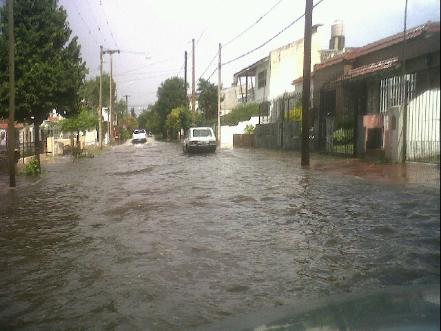 Calles de barrio Villa Cabrera quedaron inundadas luego de la lluvia. (Foto: @ogrenat)
