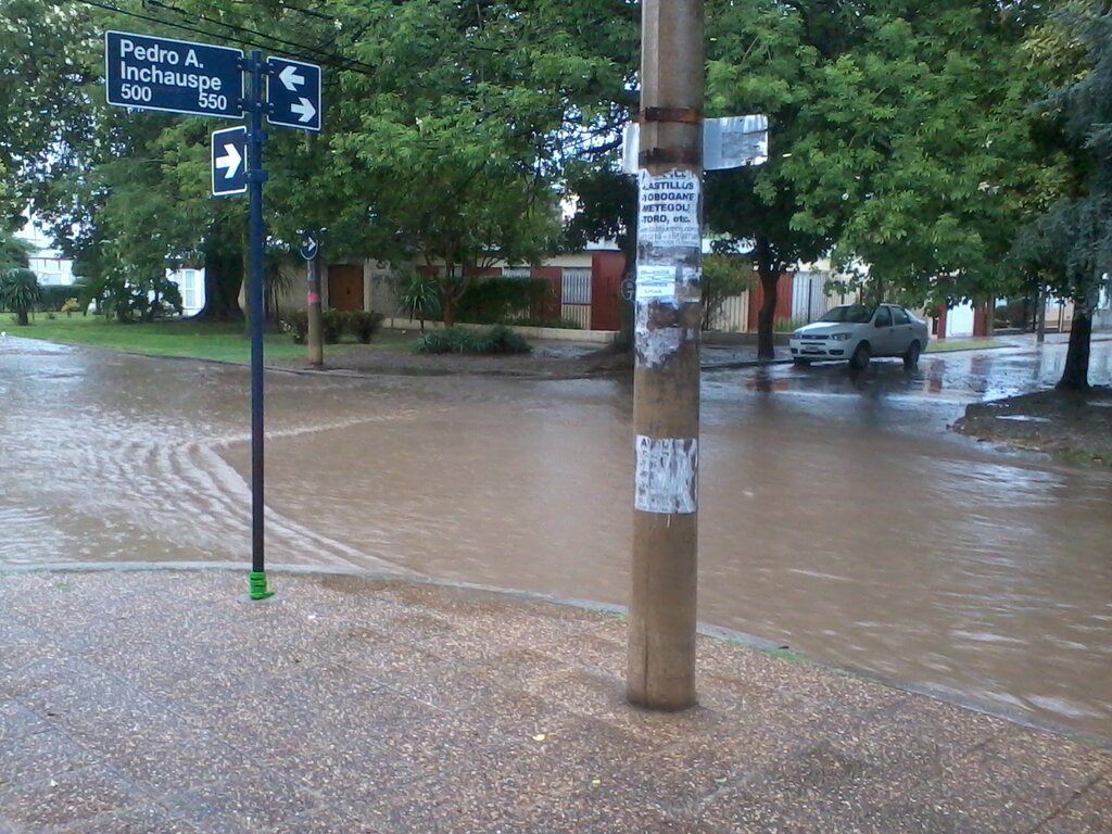 Calles inundadas en barrio San Fernando (Foto: @victorhm089)