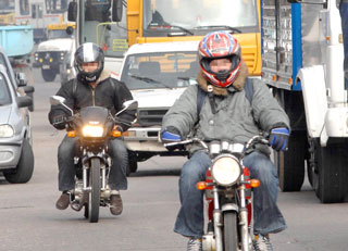 Motociclistas marchan en contra del patentamiento del casco en Córdoba