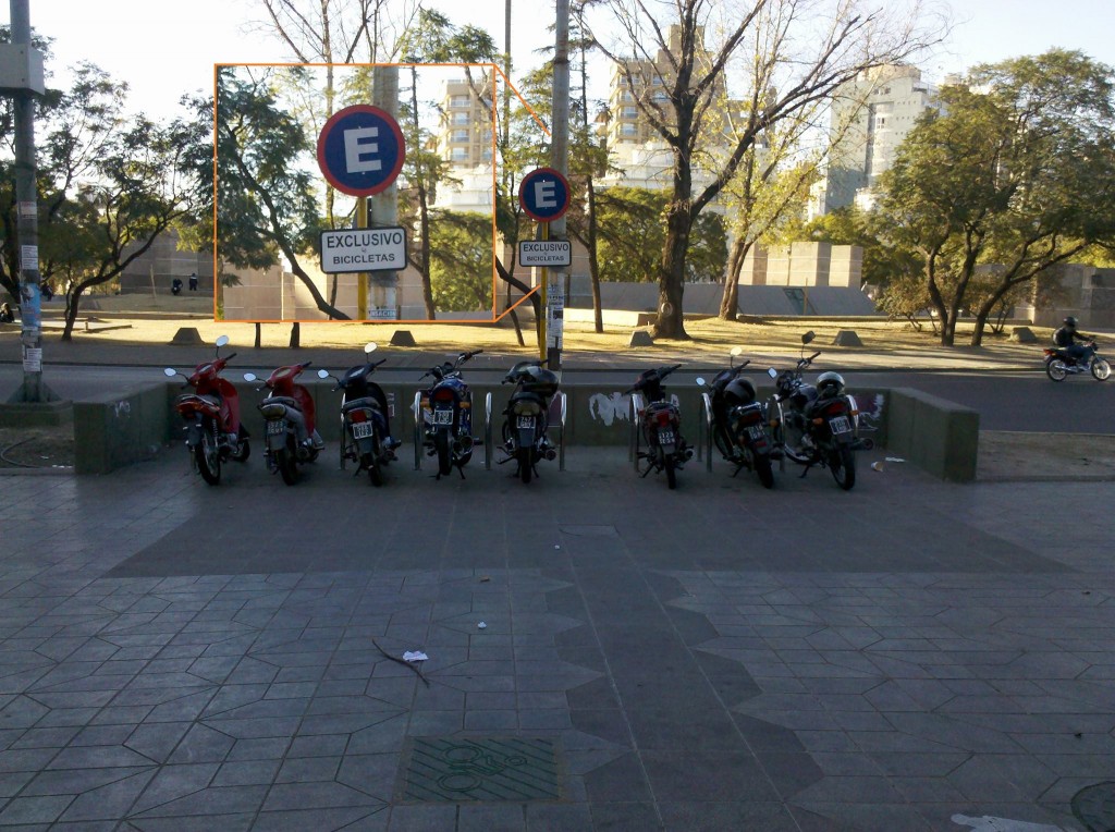 Motos ocupan estacionamiento para bicicletas en Nueva Córdoba