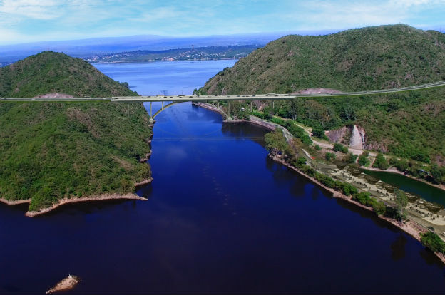 Se construirá un puente sobre el lago San Roque y harán autovía el Camino 100 curvas