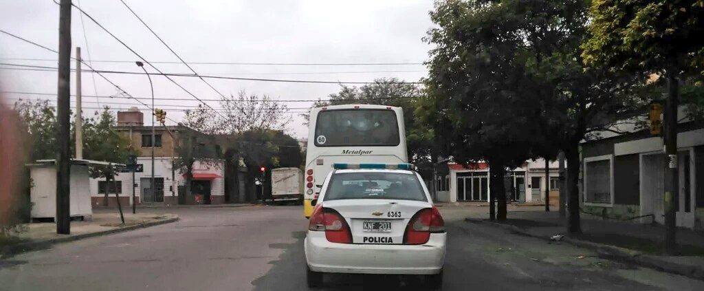 Colectivo Autobuses Santa Fe custiodiado por la Policia - Ezequiel Vargas